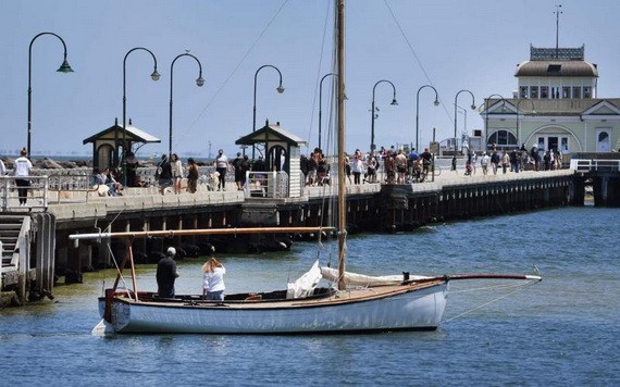 澳洲疫情受控，墨爾本聖基爾達碼頭又見遊人踪影。（圖源：AFP）