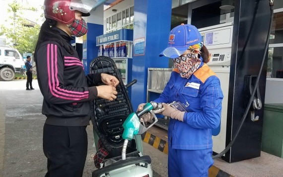 一名騎士在某加油站加油。（示意圖源：田升）