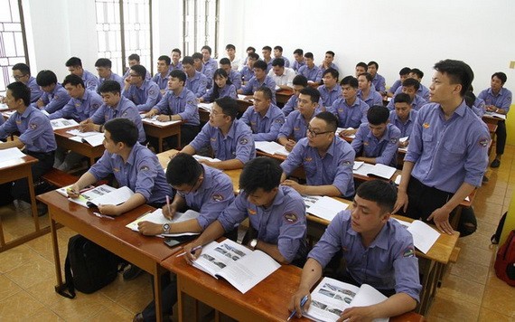 本市地鐵１號線駕駛列車班學習的首批學員們。