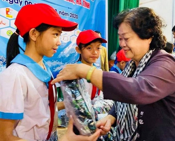 原國家副主席、韋阿英基金會主席張美華送禮物給學生。