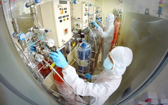 市國立大學的兩名專家正在實驗室進行科學研究。（示意圖源：德祿）