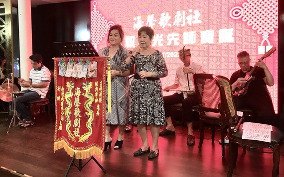 貴賓在晚宴上高歌助興。