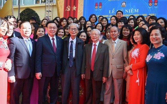 總書記、國家主席阮富仲與母校師生合影。（圖源：明秋）