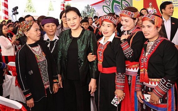 國會主席阮氏金銀（前左二）出席盛會並與少數民族同胞合影留念。（圖源：越通社）