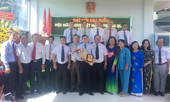 隆安省越中友好協會新屆執委合照。