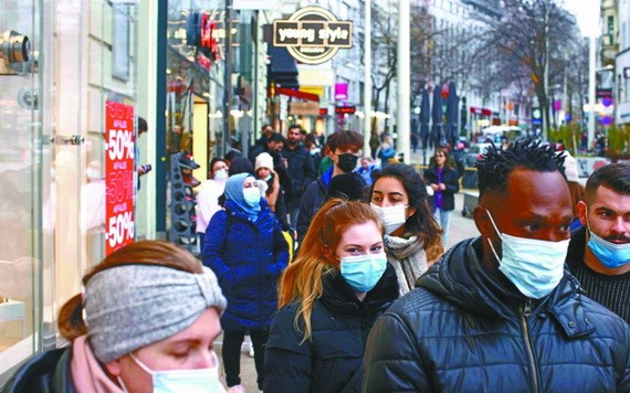 11月14日在奧地利維也納，人們在商店外排隊購物。（圖源：路透社）