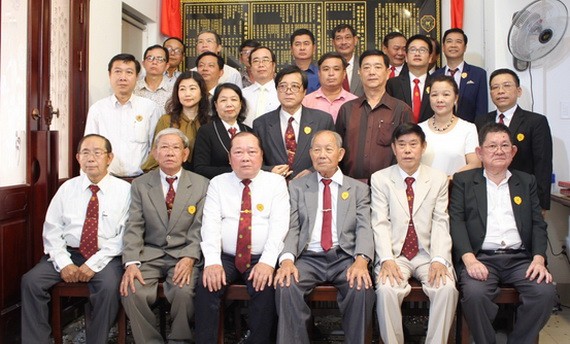 何氏宗祠理監事與貴賓在碑誌前合照留念。