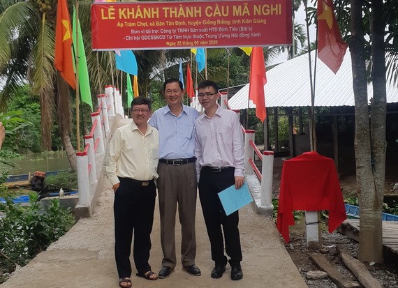 平仙公司董事長助理尤俊傑(右一)參加橋樑落成儀式。