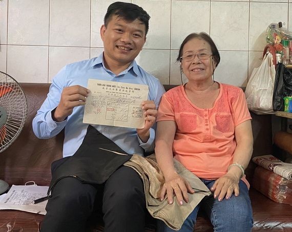 關惠芳（右）把穗華里的房屋租單與父母留下的傳統衣服捐贈給陳列室。