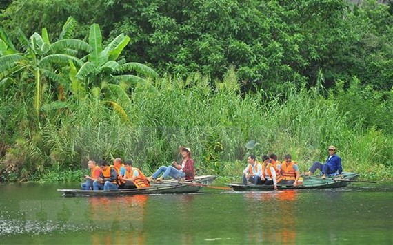 乘船參觀寧平省三谷景區。