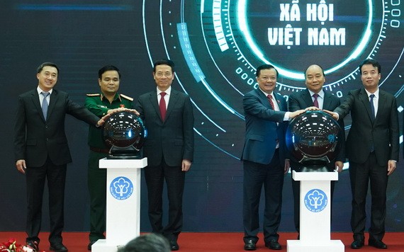 政府總理阮春福（右二）與各代表出席啟動儀式。（圖源：光孝）