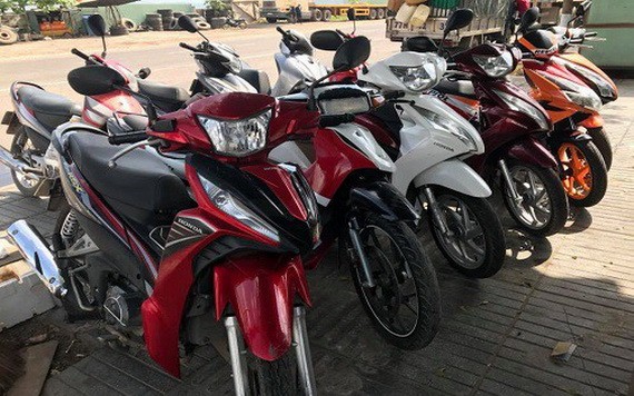 近日來，在市國立大學宿舍外邊區域經常發生大學生摩托車被盜的事件。