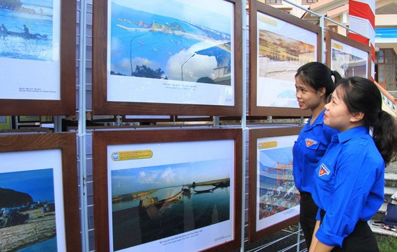 年輕人參觀了解“越南的黃沙與長沙群島-歷史證據與法理依據”地圖與資料展。（圖源：鄧俊）