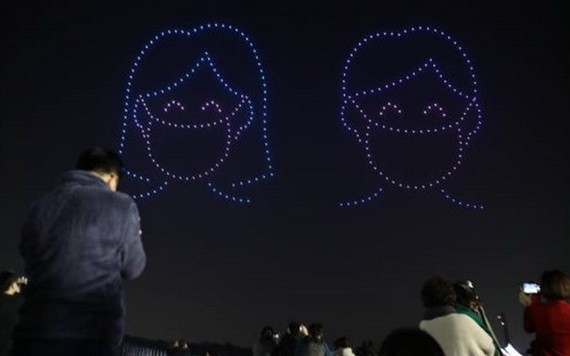 無人機展示戴口罩人像。（圖源：Getty Images）