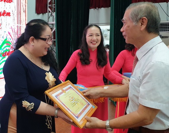 市華語成人教育中心主任錢美秀獲表彰。