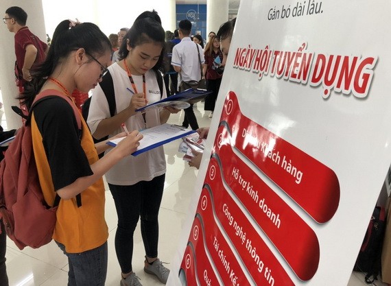 畢業生在各個就業盛會尋找工作機會。