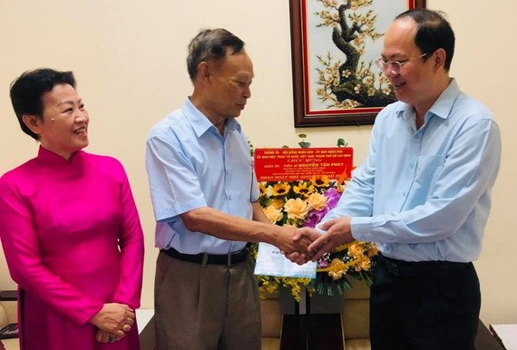 市委副書記阮胡海（右）親切問候市國立大學原經理阮晉發副教授。（圖源：愛真）