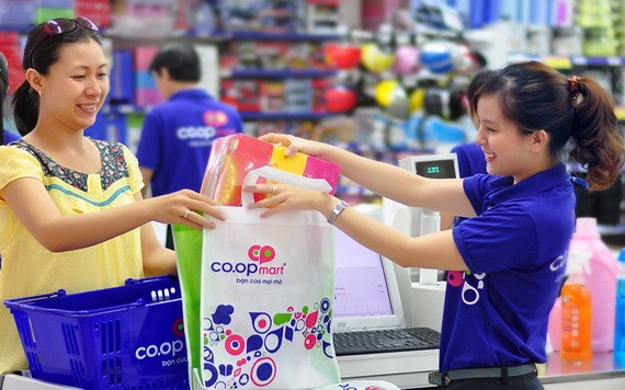 市民在超市購物。