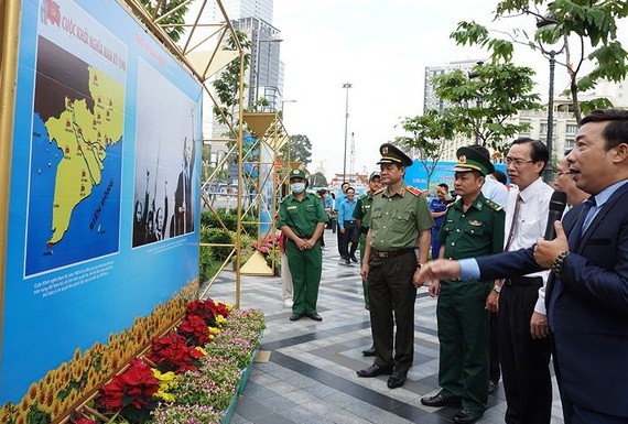 南圻起義圖片展吸引了各界人士前來觀賞、了解南方軍民為國家和平、獨立和統一事業英勇鬥爭的事跡。