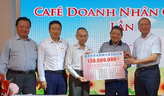 華人企業家代表轉交賑災善款給本報領導。