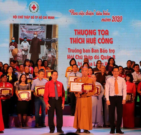 第八郡紅十字輔助會會長、龍華寺住持釋慧功上座獲表彰。