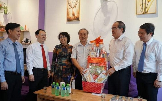 阮善仁同志（右二）贈送禮物給海南會館副理事長孫盛強。