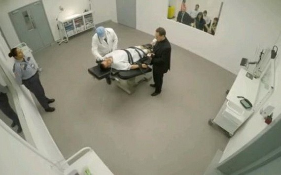 被執行注射死刑的犯人會被帶進執行室，執行法警將其固定在注射牀上，連接好心率測量儀器。（示意圖源：互聯網）