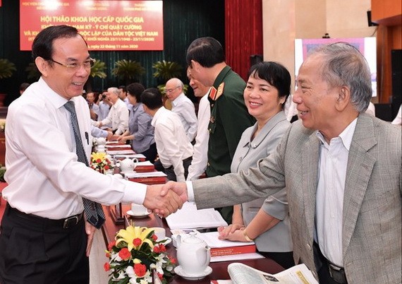 市委書記阮文年與各代表交流。（圖源：越勇）