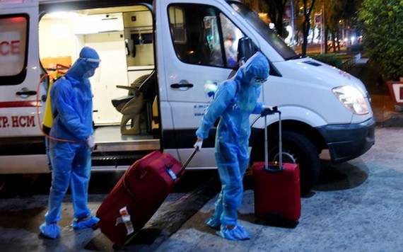 送新冠肺炎疑似病例至隔離區。