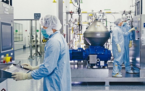 再生元製藥公司的科研人員，在紐約州的設施內研製新冠肺炎抗體療法藥物。（圖源：Getty Images）