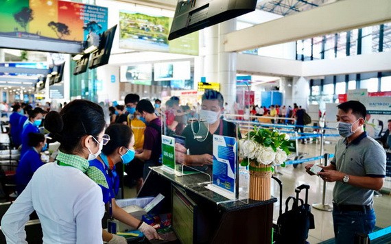 乘客在機場辦理登機手續。（示意圖源：互聯網）