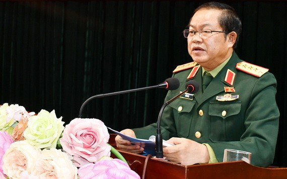 國會副主席杜伯巳大將在與老街省寶勝縣選民接觸會上發言。（圖源：友黃）