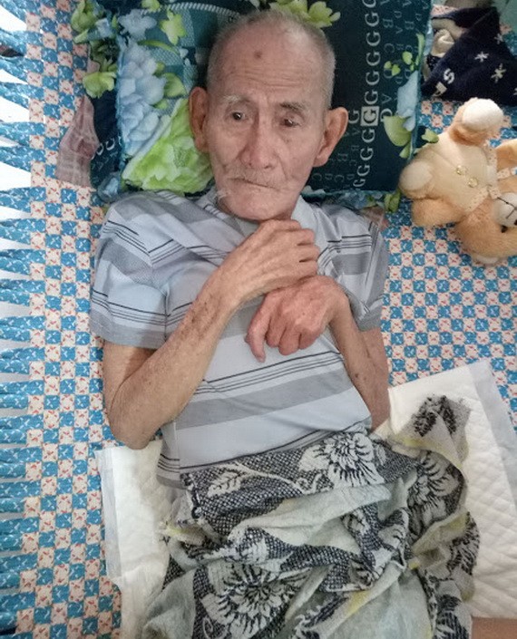 陳玉中風後生活不能自理。