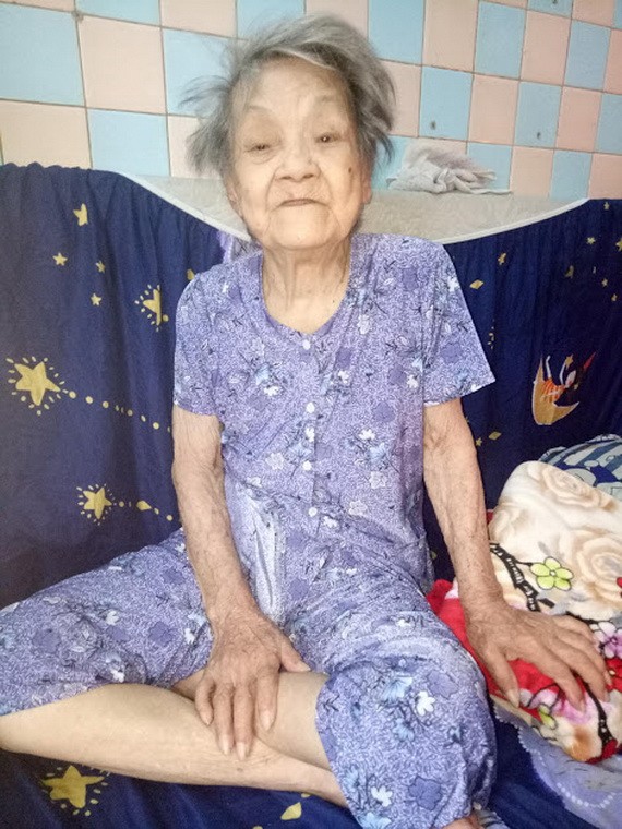 胡氏玉老婆婆多病纏身、體力虛弱。