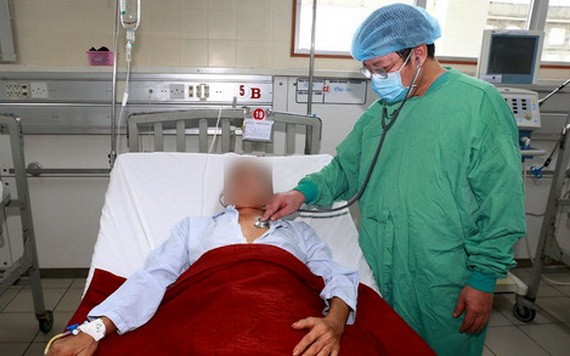 圖為醫生在為一名感染類鼻疽桿菌患者查體。（圖源：）