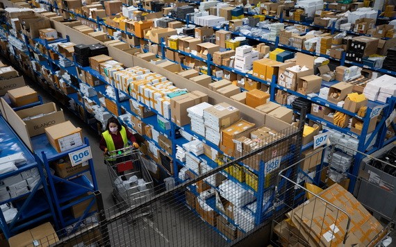 11月11日，工作人員在西班牙瓜達拉哈拉市的菜鳥海外倉分揀商品。 “雙十一”帶動西班牙線上消費新熱潮。 （圖源：新華社）