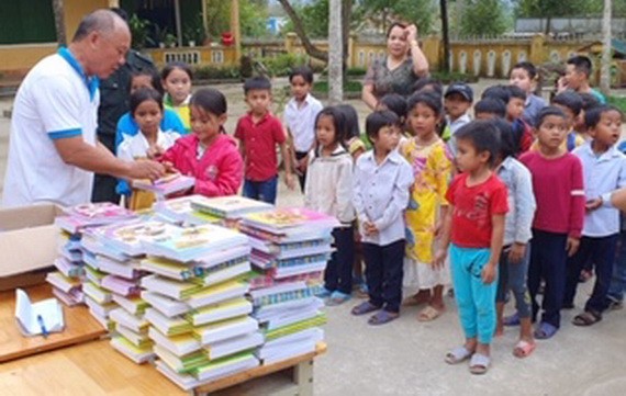 中部災區小學生們有條不紊地排隊領取文具。