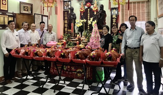 各位理監事與宗親在祭祖上留影。