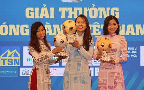 3名佳麗在新聞發佈會上分別向公眾介紹金銀銅球獎座。（圖源：視頻截圖）