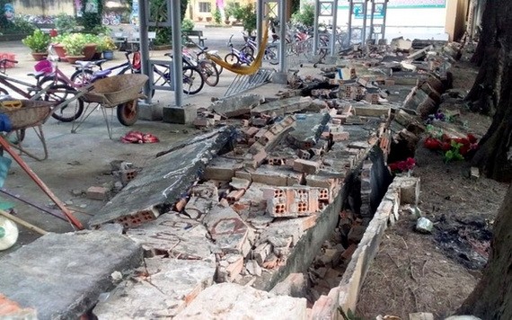 圍墻倒塌現場。（圖源：梅英）