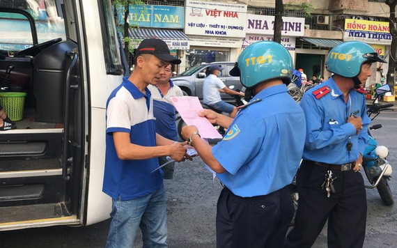 職能力量在檢查違規合同客車。（圖源：秋紅）