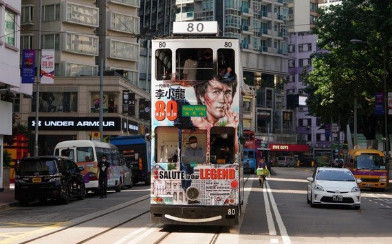 11月27日是已故功夫巨星李小龍誕辰80週年的日子，全球首創的“李小龍主題電車”在香港灣仔街頭行駛，車身繪有李小龍形象和李小龍故居等元素。（圖源：互聯網）