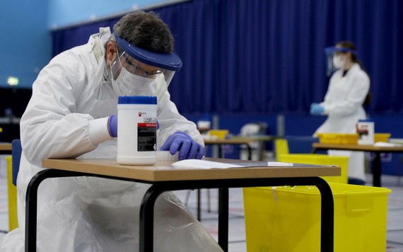 英國國家醫療體係發現錯誤後，已立即通知收到錯誤報告的人，並要求他們再做一次冠病檢測。（圖源：路透社）