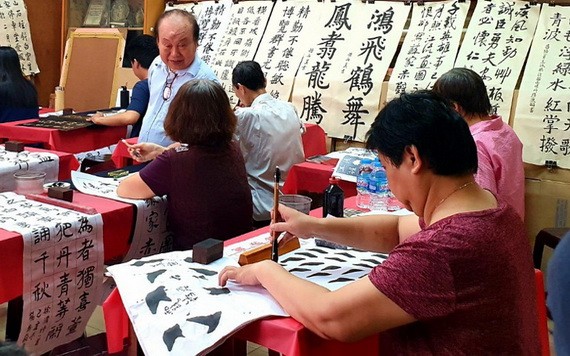 人民藝人書畫家張路在教學員寫書法。