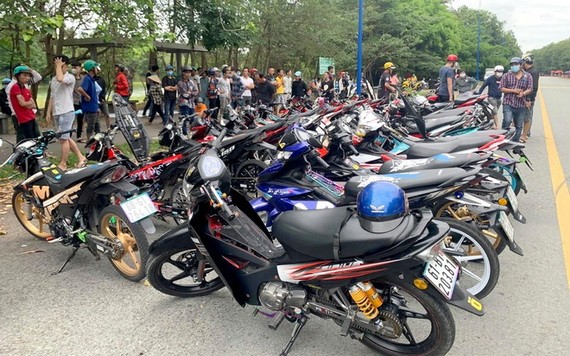 被暫時扣押的摩托車和飆車騎士。（圖源：清嬌）