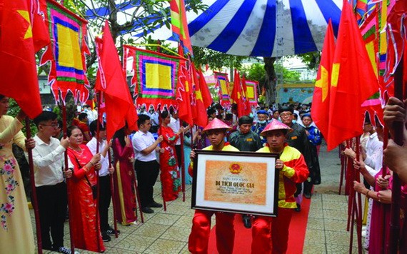 鈴東神廟國家級藝術建築遺跡證書迎接儀式現場一瞥。