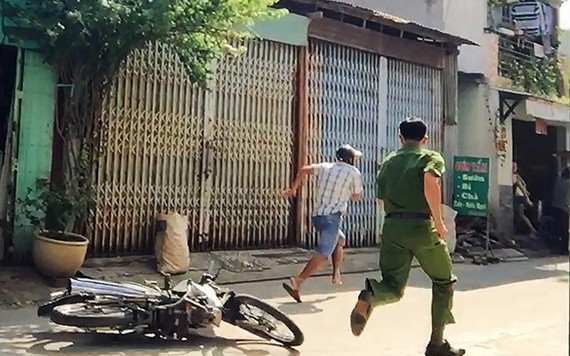 平新郡平興和Ａ坊公安追捕１名搶奪財產嫌犯人。