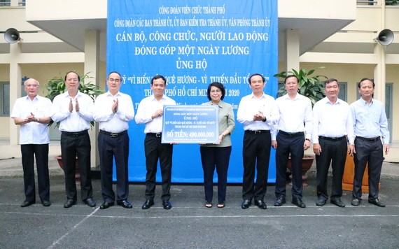 市委領導將籌得的款項轉交給市越南祖國陣線委員會。（圖源：文明）