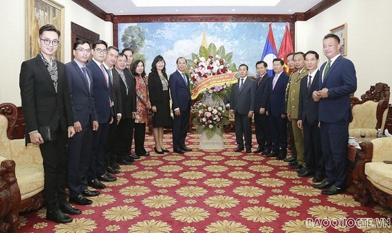 外交部副部長阮國勇及外交部工作團一行前往老撾駐越南大使館贈送鮮花祝賀老撾國慶45週年。（圖源：忠孝）