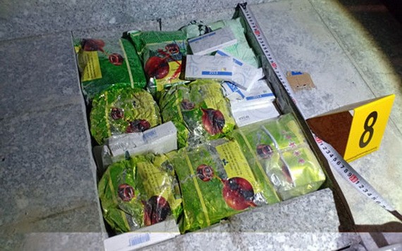 毒品精密地隱藏在花崗石塊之中。